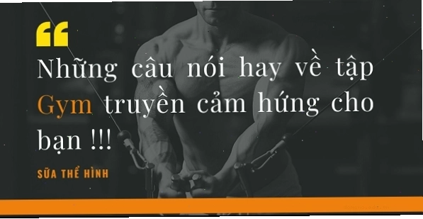 Người đàn ông tập tạ với quyết tâm cao trong phòng gym