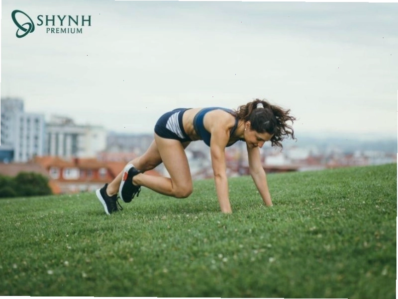 Người đàn ông thực hiện bài tập Burpees