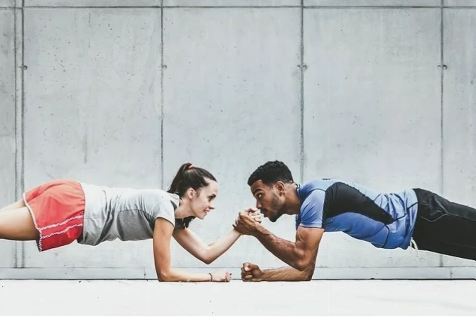 Người đàn ông thực hiện bài tập Squat