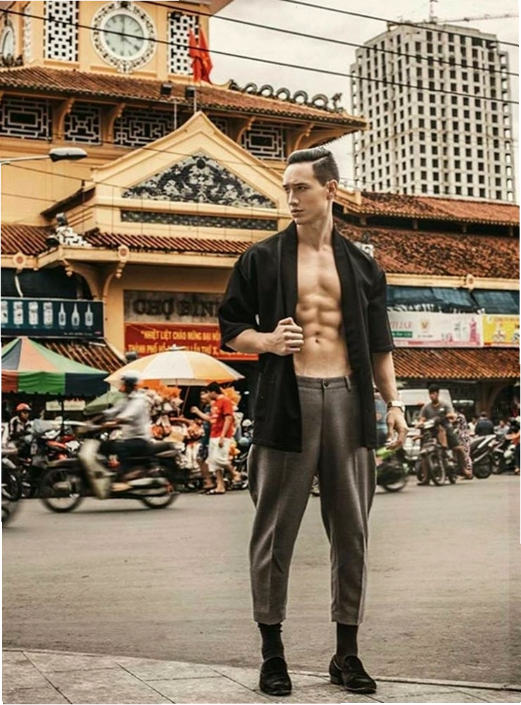 Người đàn ông thực hiện động tác Deadlift