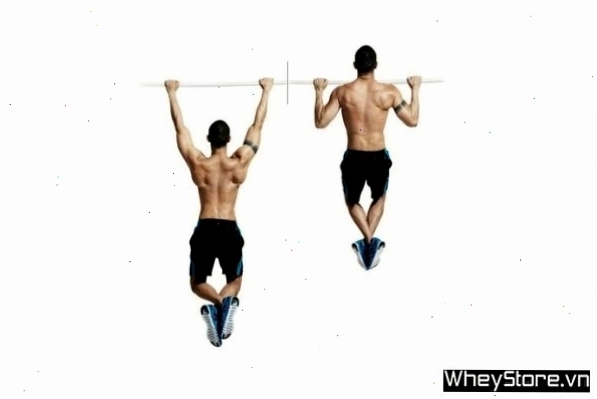 Người đàn ông thực hiện động tác đu xà kép (Chin Up)