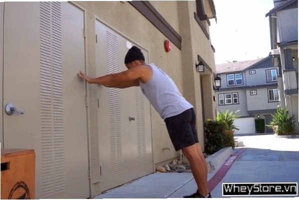 Người đàn ông thực hiện động tác kéo xà (Pull Up)