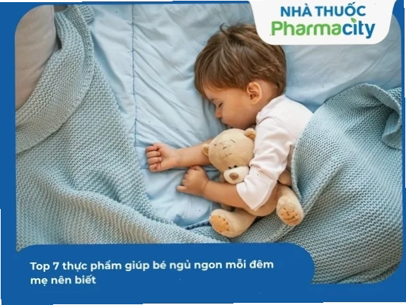 Người đàn ông uống nước dừa sau khi tập gym để bù nước và phục hồi