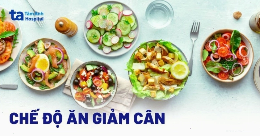 Người đang chuẩn bị một bữa ăn lành mạnh cho chế độ giảm cân
