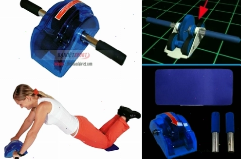 Người đang sử dụng con lăn tập bụng để rèn luyện cơ bụng