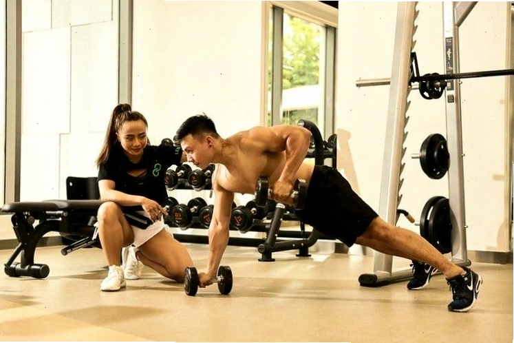 Người đang tập gym với máy tập cường độ cao, đốt cháy nhiều calo trong 30 phút tập