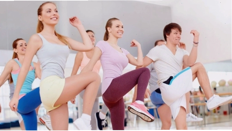 Người đang tập luyện các bài tập thể hình