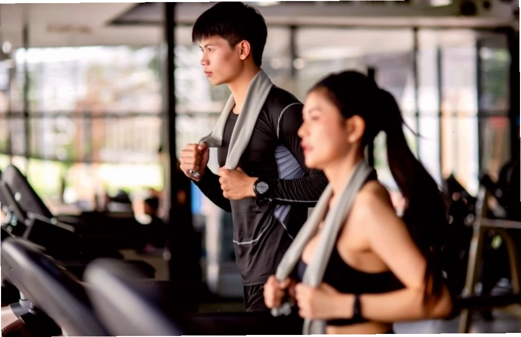 Người đang tập luyện tại phòng gym ở Việt Nam