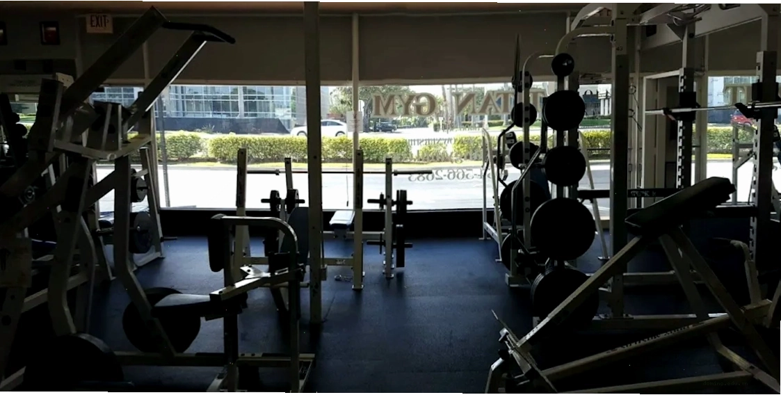 Người đang tập luyện tại Titan Gym