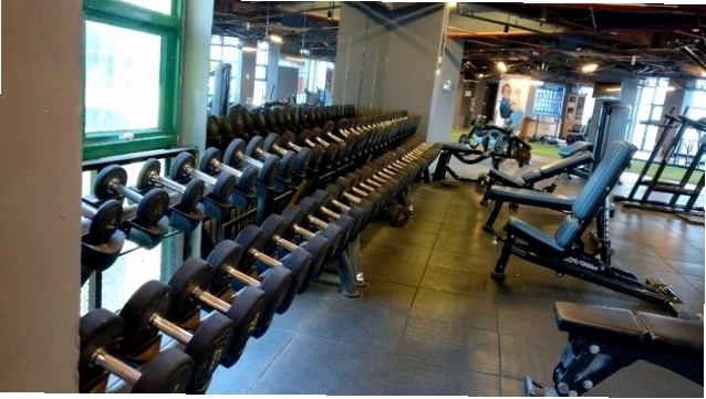 Người đang tập luyện với tạ tại một phòng gym ở Hà Nội