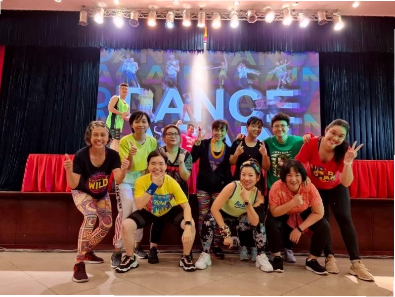 Người đang tập nhảy zumba theo video hướng dẫn tại nhà