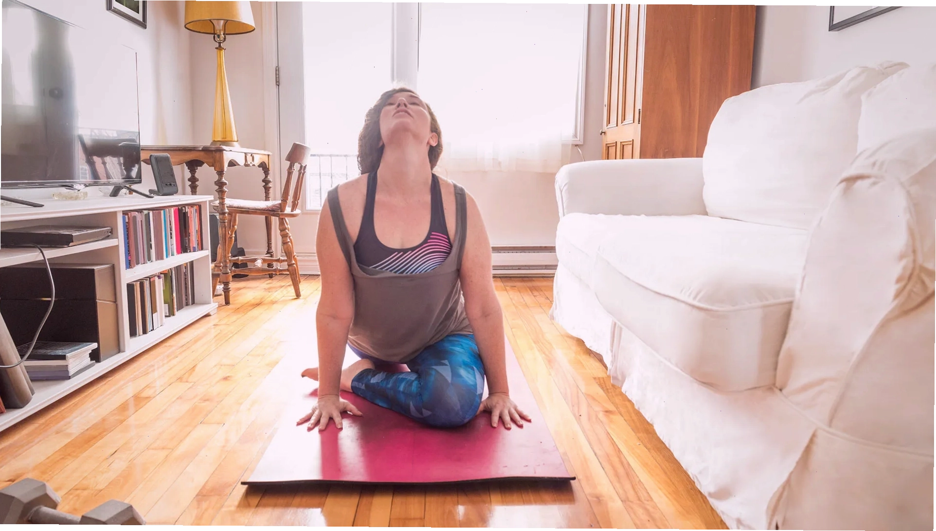 Người đang tập tư thế yoga cơ bản