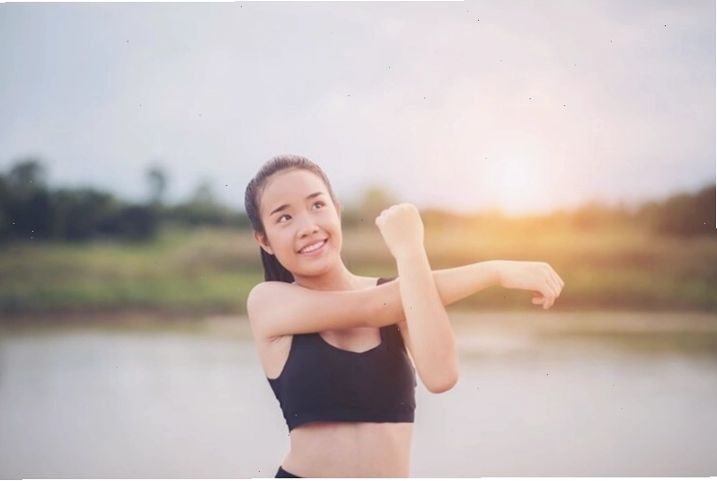 Người đang tập yoga hoặc chạy bộ ngoài trời, thể hiện lối sống năng động
