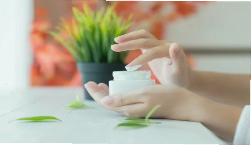 Người đang thoa body lotion dưỡng ẩm cho làn da mịn màng