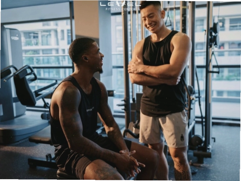 Người đang thư giãn sau buổi tập gym