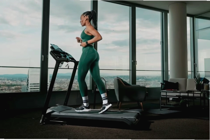Người đang thực hiện bài Barbell Bench Press trong buổi tập sức mạnh
