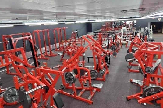 Người đang thực hiện bài tập cardio trên máy chạy bộ tại gym