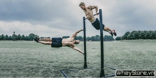 Người đang thực hiện bài tập chống đẩy (push-up) đúng kỹ thuật