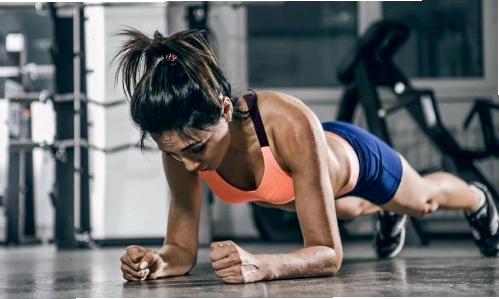 Người đang thực hiện bài tập full body workouts