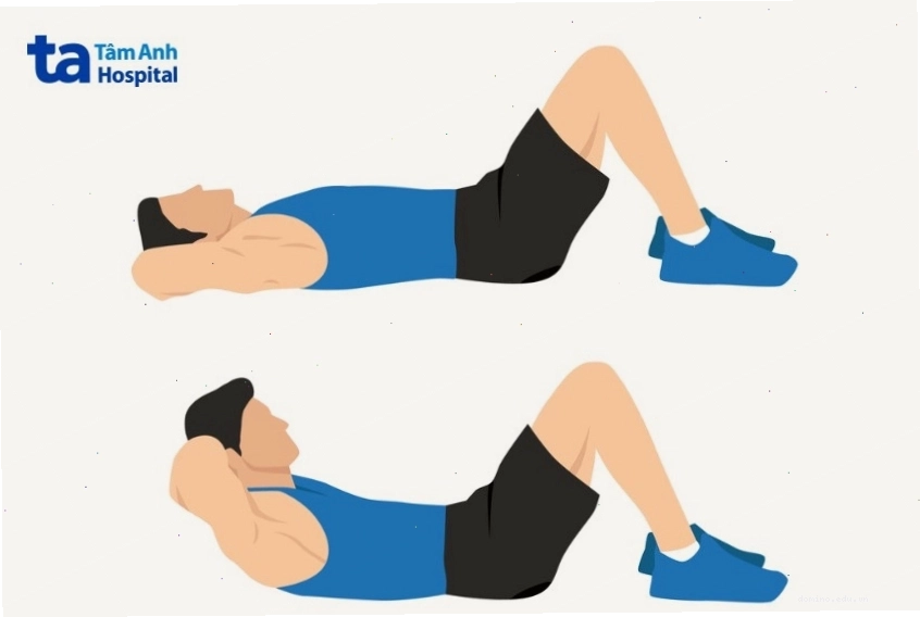Người đang thực hiện bài tập gập bụng (crunch) để giảm mỡ bụng
