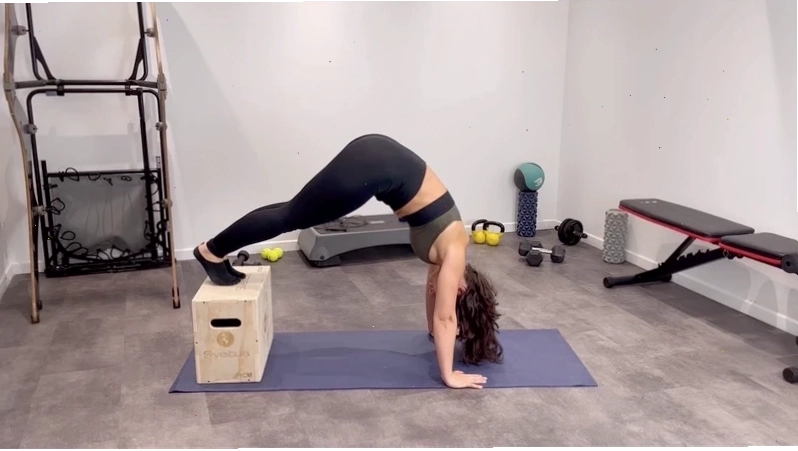 Người đang thực hiện bài tập Pike Push Up