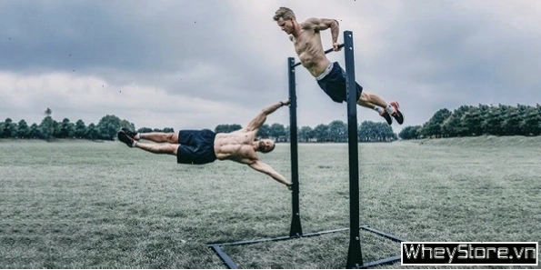 Người đang thực hiện bài tập Pull up trong bộ môn Calisthenics