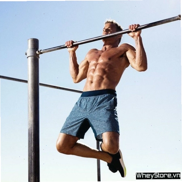 Người đang thực hiện bài tập squat đúng tư thế