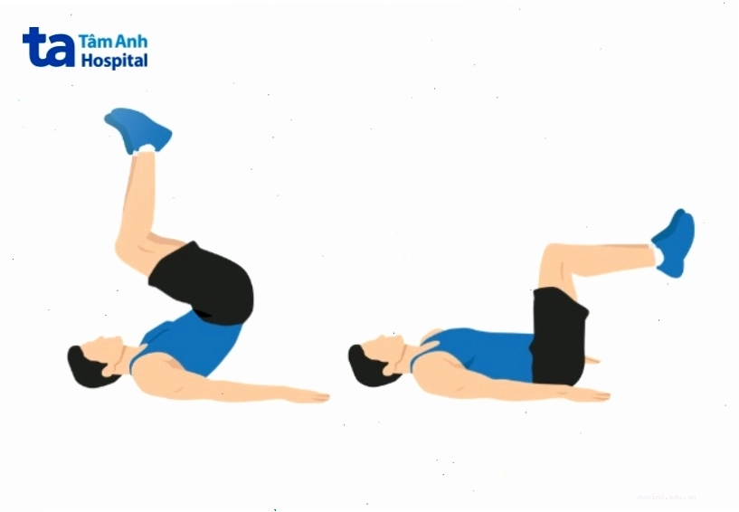 Người đang thực hiện động tác gập bụng ngược