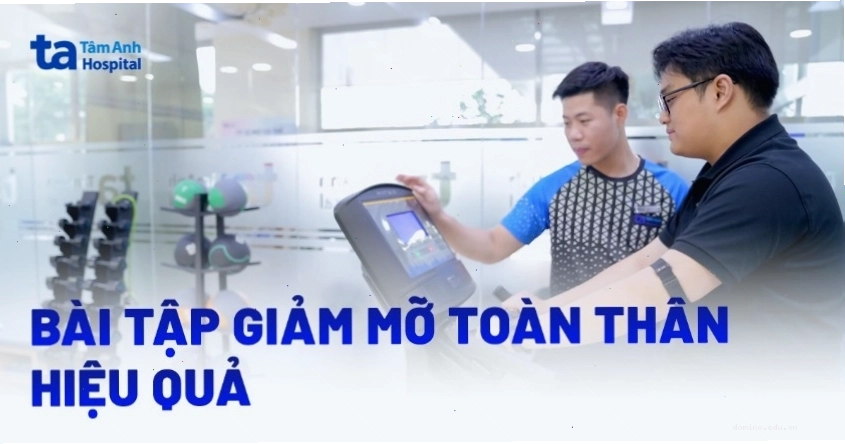 Người đang thực hiện động tác Squat Jumps để giảm mỡ toàn thân