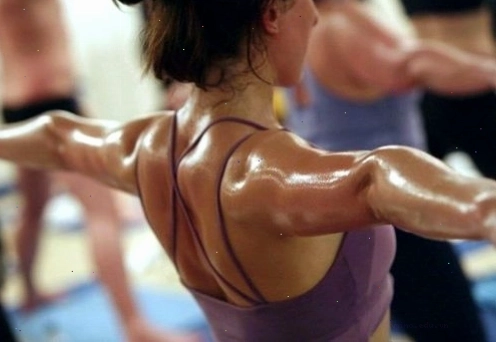 Người đang thực hiện tư thế yoga trên thảm, mang lại lợi ích cho sức khỏe và tinh thần