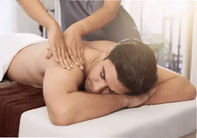 Người đang thực hiện tư thế yoga trên thảm tập