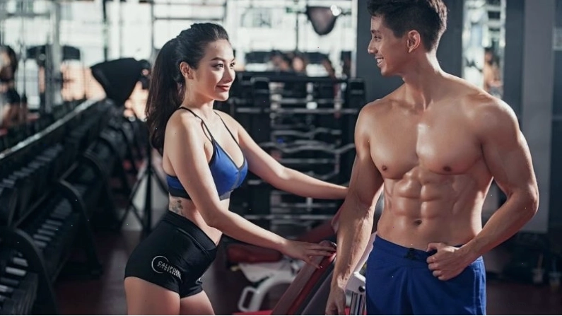 Người gầy thực hiện bài Squat trong lịch tập gym