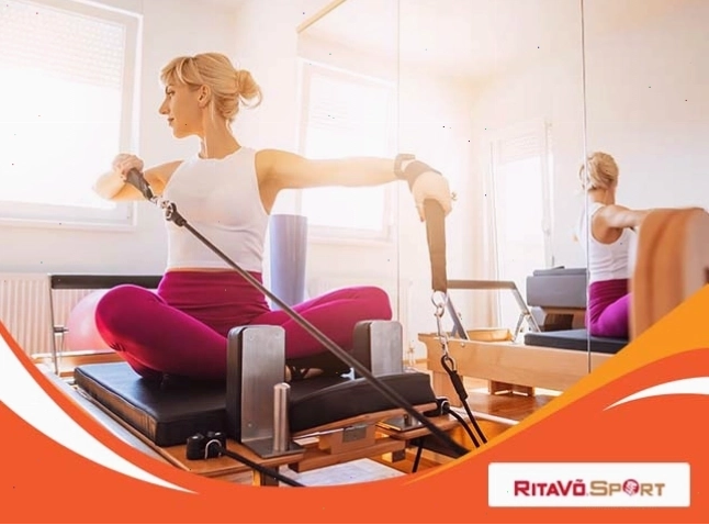 Người hướng dẫn Pilates kiểm tra kỹ thuật cho học viên