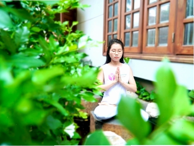 Người hướng dẫn yoga đang chỉ dẫn cho học viên