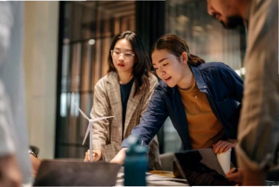 Người làm việc tại bàn đứng