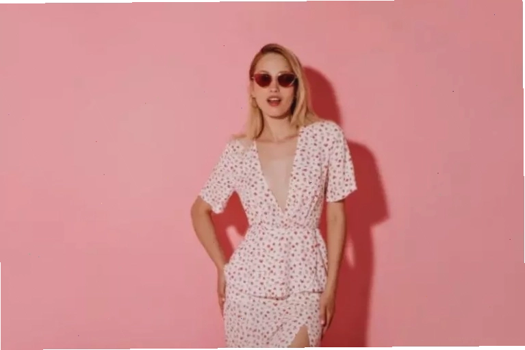 Người mẫu diện váy bodycon khoe dáng đồng hồ cát