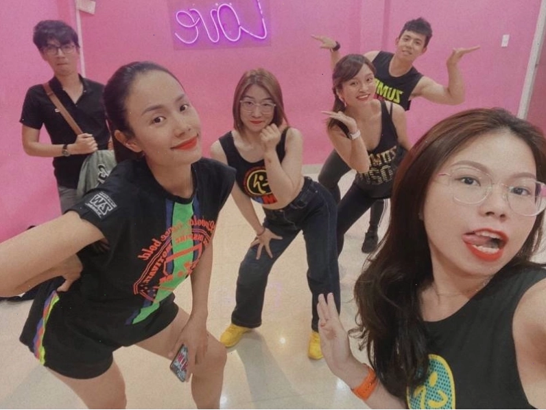Người mới bắt đầu chăm chú theo dõi hướng dẫn tập zumba