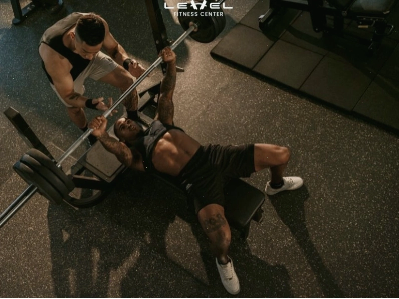 Người mới tập gym khởi động làm nóng cơ thể