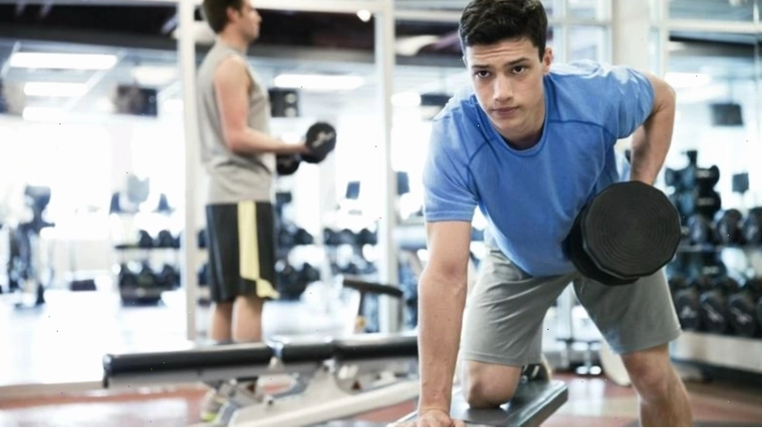 Người mới tập gym nên tránh sử dụng tạ quá nặng để phòng tránh chấn thương