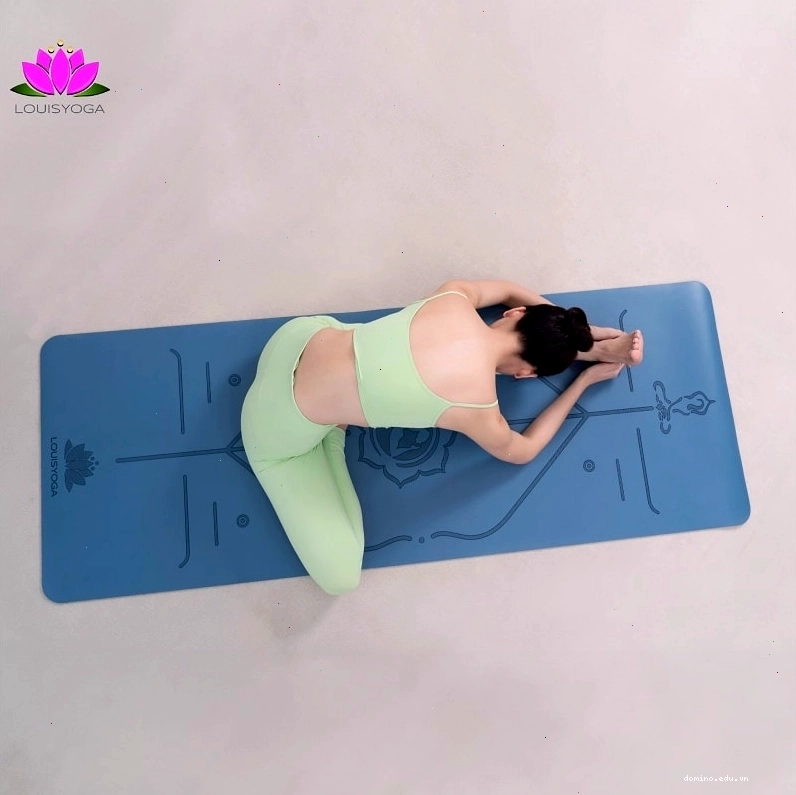 Người mới tập Yoga với thảm kích thước tiêu chuẩn