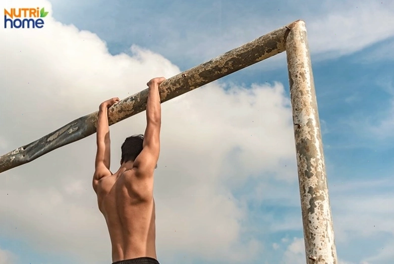 Người nữ đu xà đơn để tăng chiều cao