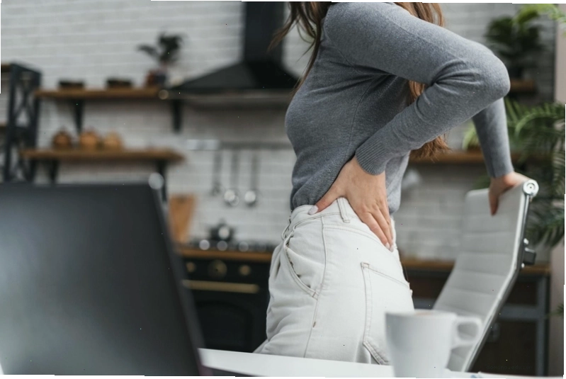 Người phụ nữ chọn trang phục thể thao thoải mái để đi bộ