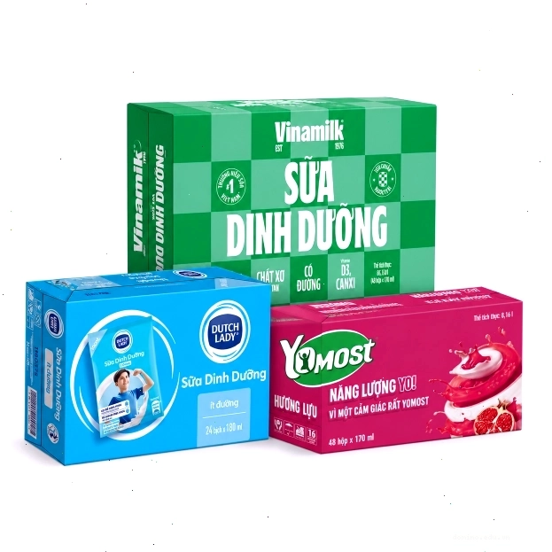 Người phụ nữ đang ăn chuối vào bữa sáng, biểu tượng cho chế độ ăn lành mạnh