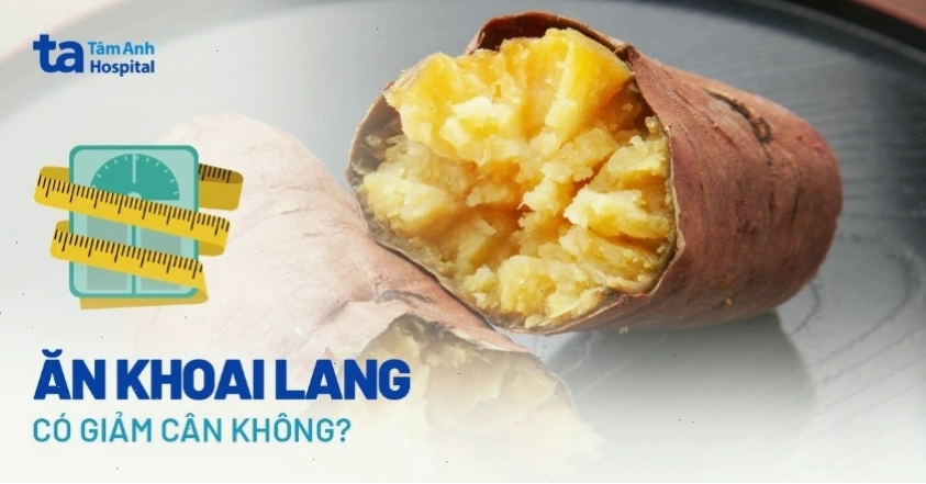 Người phụ nữ đang ăn khoai lang luộc để hỗ trợ giảm cân