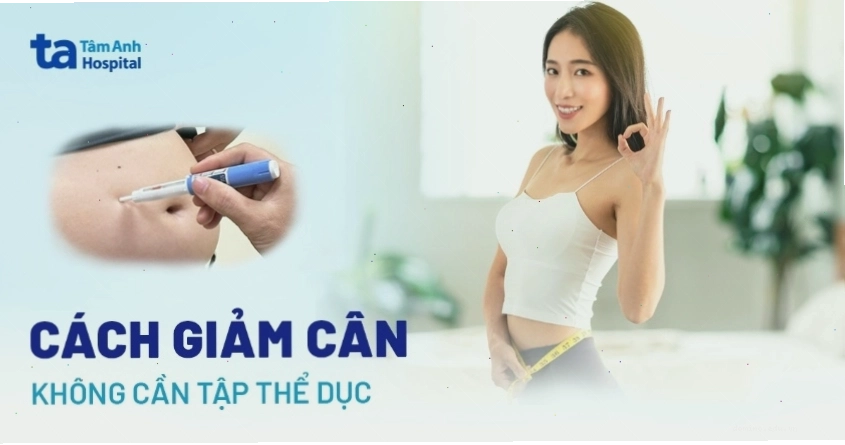 Người phụ nữ đang chuẩn bị bữa ăn lành mạnh tại nhà để hỗ trợ giảm cân