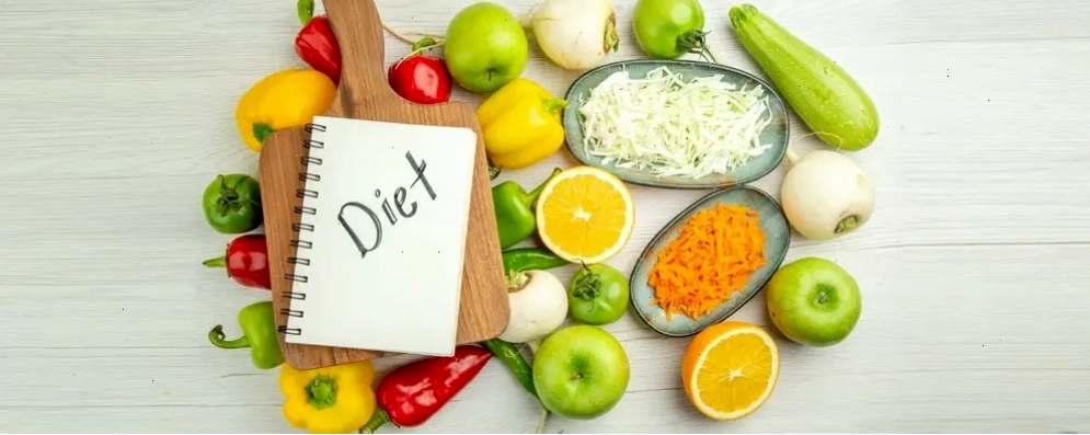 Người phụ nữ đang theo dõi kế hoạch ăn kiêng giảm cân