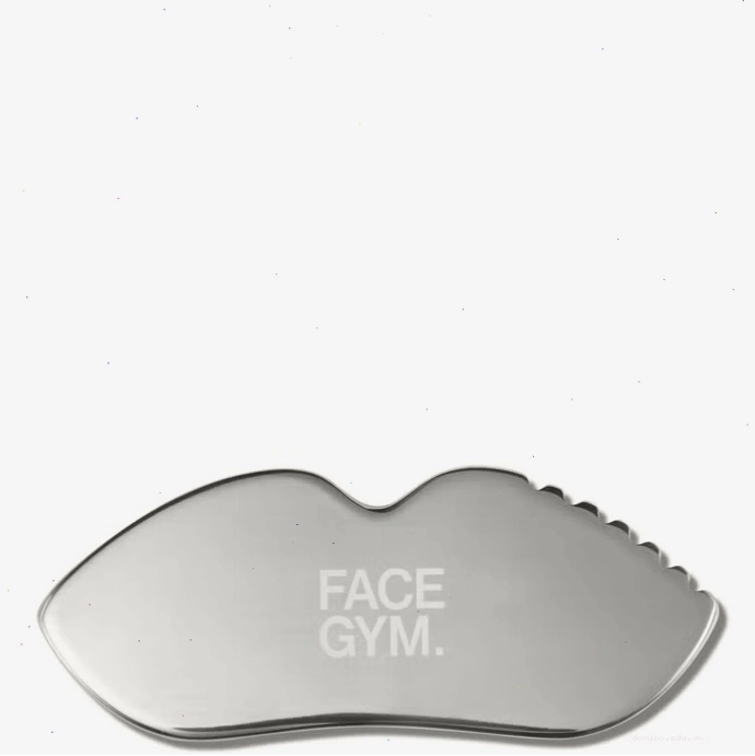 Người phụ nữ đang thực hiện bài tập Face Gym với dụng cụ hỗ trợ