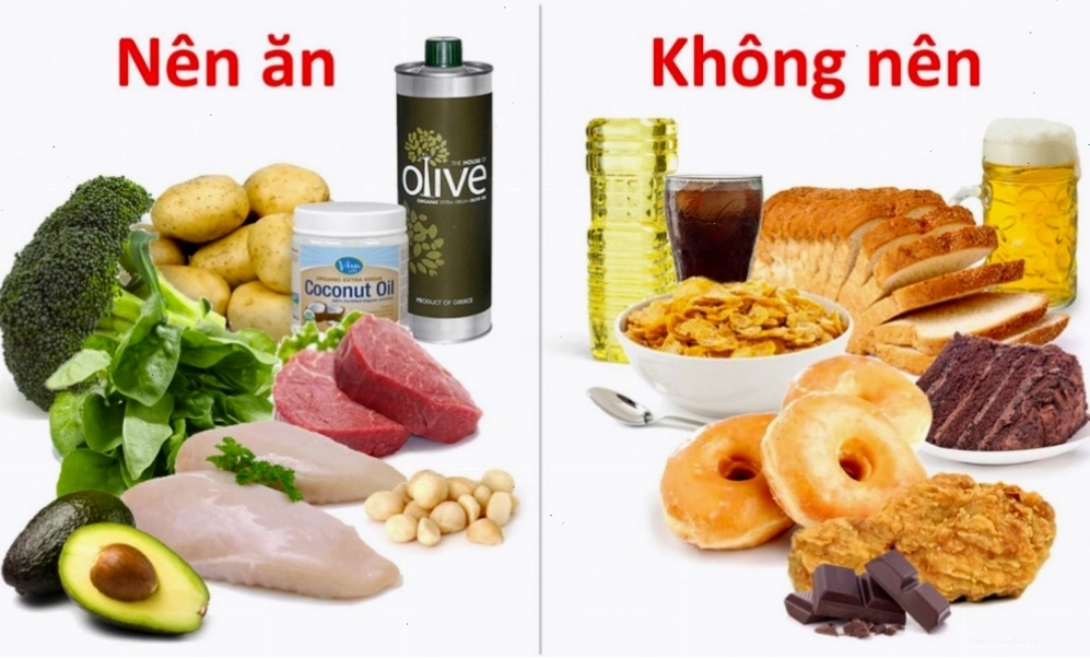 Người phụ nữ đang thực hiện bài tập tạ tay để tăng cường cơ bắp