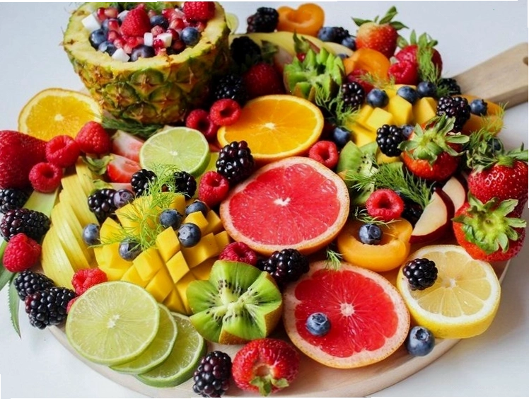 Người phụ nữ đi bộ trong công viên vào buổi sáng