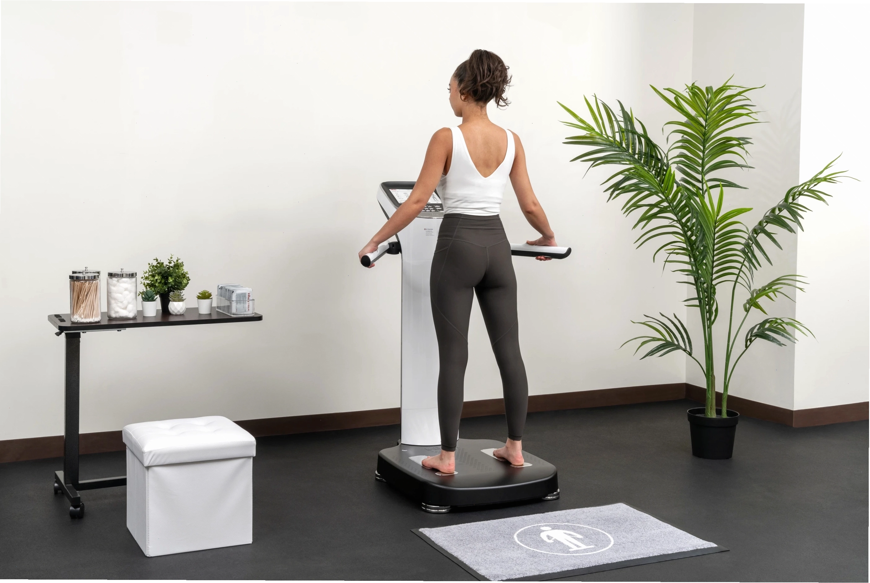 Người phụ nữ đứng trên máy phân tích thành phần cơ thể InBody
